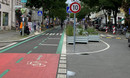 Blick auf neuen breiten Fahrradweg in Berlin