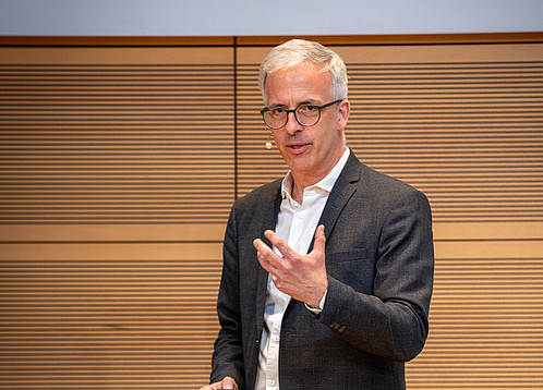 Das Foto zeigt den Zukunftsforscher Daniel Dettling während seines Vortrags auf dem Ideencampus der dbb jugend 2023.