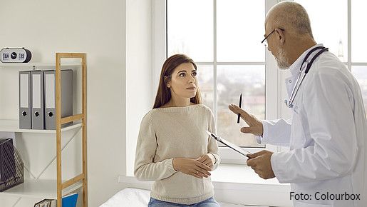 Foto zum Thema Depression und Verbeamtung: Rechts ist ein Arzt zu sehen, der sich mit einer nervösen Patientin unterhält.