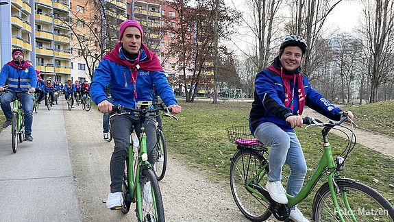 Zu sehen sind Mitglieder der dbb jugend, die mit dem Fahrrad in Potsdam unterwegs sind.