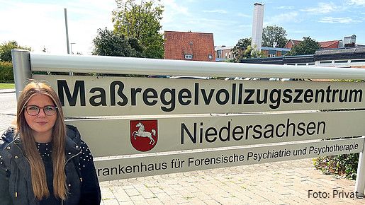 Foto zum Thema Ausbildung zur Pflegefachkraft: Zu sehen ist Ann-Kathrin, die im Maßregelvollzugszentrum in Moringen arbeitet und Einblicke in ihren Job gibt. 