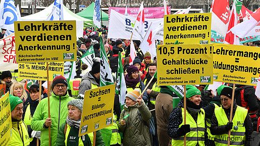 Foto zum Thema Streikverbot für Beamte: Zu sehen sind Lehrkräfte auf einer Demonstration.